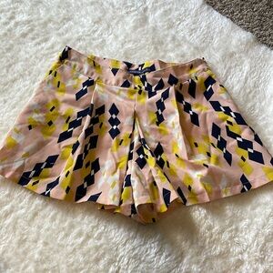 Flowing patterned shorts with pockets